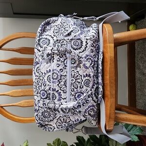 GUC - Vera Bradley Grand Travel Bag in Tanquil Medallion